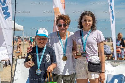 Wyścig pływacki dookoła mola w Sopocie. Nz. Magdalena...