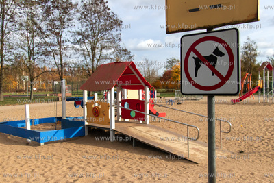 Znak zakazu wprowadzania psów na plac zabaw na terenie...