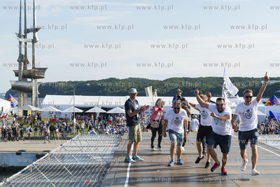 Red Bull Konkurs Lotów w Gdyni. Nz. Zwycięska drużyna...