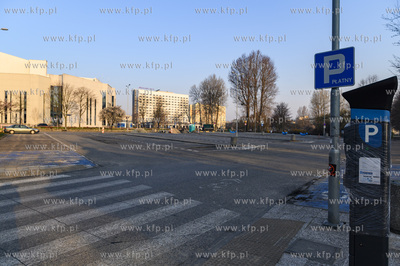 Gdynia. Pusty parking przy Teatrze Muzycznym. 28.03.2020...
