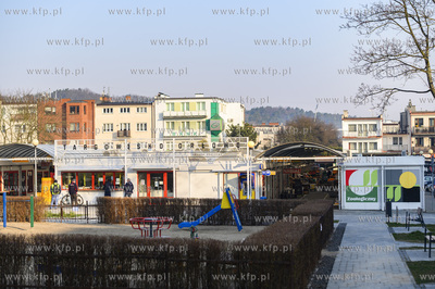 Gdynia Orłowo. Targowisko orłowskie. Kolejka po pieczywo....