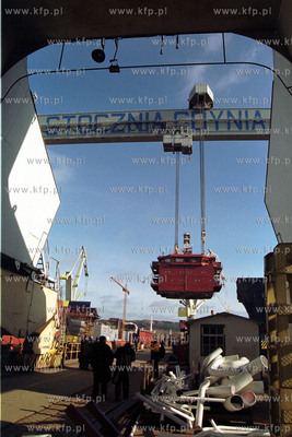 W Stoczni Gdynia uruchomiono nowa suwnice bramowa....