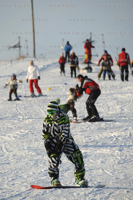 Zimowe szalenstwo w Wiezycy. Snow boardowa moda w zebre.
4.01.2009
fot....