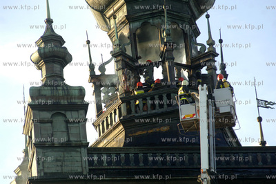 Pozar kosciola sw. Katarzyny w Gdansku. STrazacy dogaszaja...