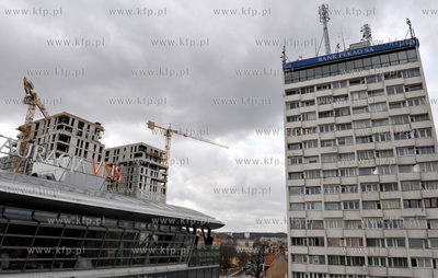 Gdansk, Wrzeszcz. Widok z C.H. Manahattan na biurowiec...