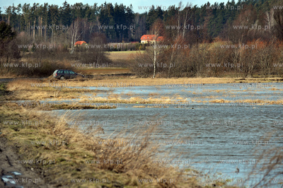 Wody z topniejacego sniegu oraz wezbrana rzeka Radunia...
