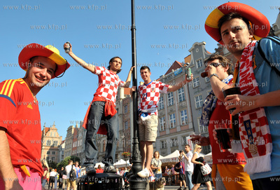 Gdansk, Dlugi Targ. Hiszpanscy i chorwaccy kibice imprezyja...