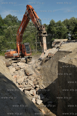 Wyburzanie ostatniego starego wiaduktu dawnej trasy...