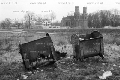 Smietnki w centrum Krokowej na Kaszubach. 01.1991 styczen_luty_1991_p10...