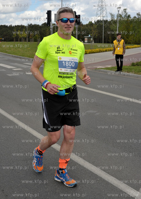 Zawodnicy na trasie I PZU Gdansk Maraton.Skrzyzowanie...