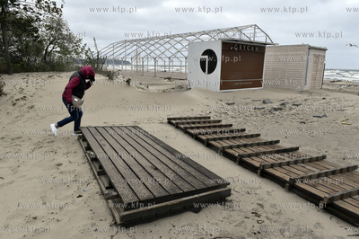Sztorm i wiatr w Sopocie. Wejście na plaże pośród...