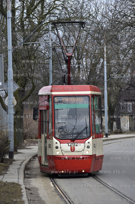 Gdańsk Nowy Port. Tramwaj linii nr 5  na ul. Oliwskiej....