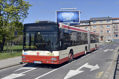 Gdańsk Nowy Port. Autobus miejski GAiT na ul. Marynarki...