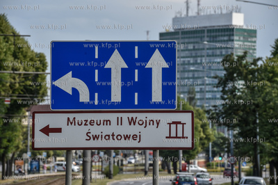 Gdańsk. Aleja zwycięstwa Znak drogowy nakazu jazdy...