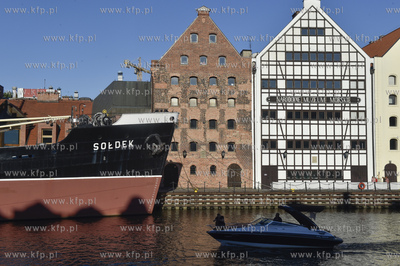 Gdańsk. Motława, po drugiej stronie na wyspie Ołowianka...