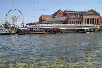 Gdańsk. Transport barką kładki, która połaczy...