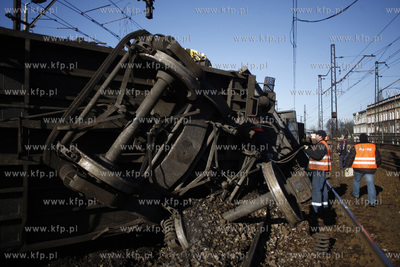 Wykolejony pociag towarowy. Sklad wypadl z szyn  miedzy...