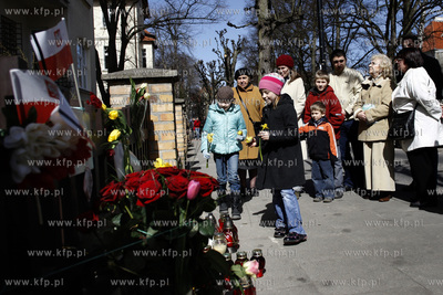 Sopot. Ludzie pala znicze i skladaja wiazanki kwiatow...