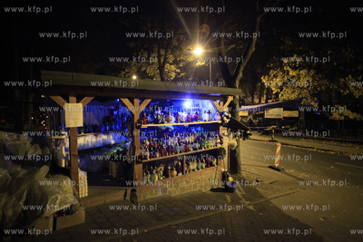 Sopot. Cmentarz katolicki. Stoisko z kwiatmi i zniczami.
30.10.2011
fot....