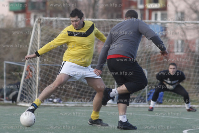 Gdansk Zaspa. Pilkarski turniej dzikich druzyn Do przerwy...