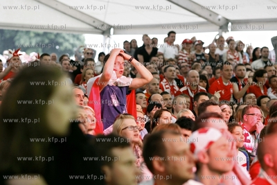 Sopot. Fan Camp Carlsberg. Kibice ogladaja mecz mistrzostw...