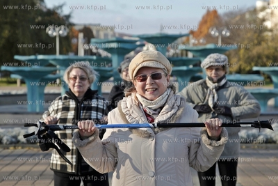 Zajecia z nordic walking grupy gdynskiego Centrum Aktywnosci...