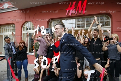 Otwarcie sklepow H&M i Rossmann na ul. Bohaterow Monte...