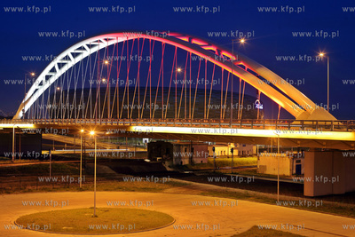 Podswietlony na bialo-czerwono wiadukt w Gdansku Letnicy.
30.04.2014
fot....