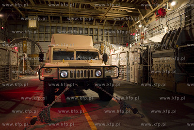 Amerykański okręt desantowy San Antonio dowodzący...