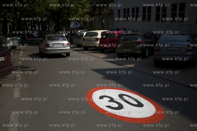 Sopot. Ul. 23 Marca. Ograniczenie prędkości do 30...