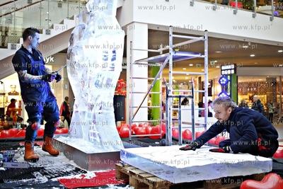 Galeria Przymorze. Pokaz rzeźbienia w lodzie połączony...