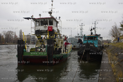 Transport historycznego holownika Okoń z przystani...