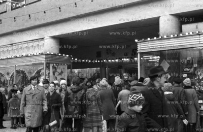 Tlum tuz przed swietami Bozego Narodzenia przed Domem...