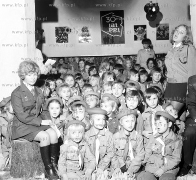 Zuchy w harcowce szkoly podstawowej nr 50 im. Emili...