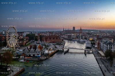 Panorama Gdańska widok na Motławę i kładkę zwodzoną....