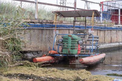 Nietypowa łódź zacumowana w Stoczni Cesarskiej w...