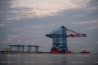 Statek Zhen Hua 36 z czterema potężnymi suwnicami...