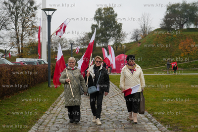 Góra Gradowa. Flagi dla mieszkańców i turystów...