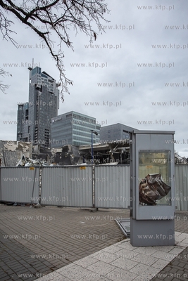 Gdynia. Rozbiórka Centrum Gemini. W oddali Sea Towers....