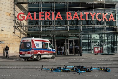 Karetka pogotowia pod Galerią Bałtycką. 12.03.2020...
