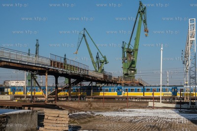 Gdańsk. Kładka przy przystanku SKM Gdańsk Stocznia....