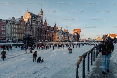 Tłumy spacerowiczów na zamarzniętej Motławie w...