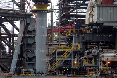 Samopodnosna platforma wiertnicza ENSCO100 przechodzi...