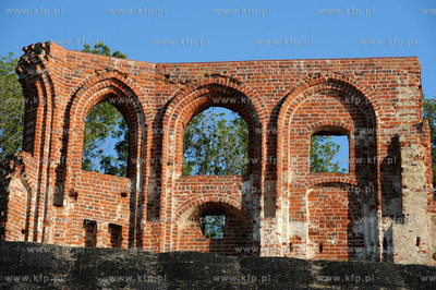 Trzesacz. Sciana S romansko-gotyckiego kosciola sw....