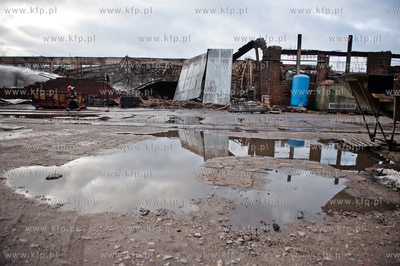 Gdansk. Dogaszanie doszczetnie spalonej hali produkcyjnej...