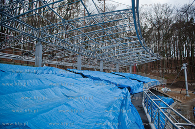 Sopot. Rozpoczeto montaz liczacej 7000 m2  powloki...