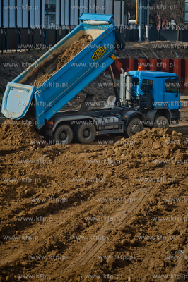 Gdansk. Zasypywanie wielkiej dziury znajdujacej sie...