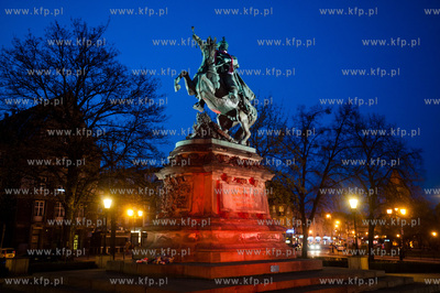 Gdansk. Bialo-czerwona iluminacja Pomnika Jana III...