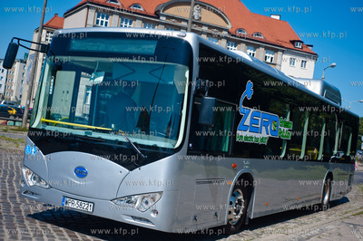 Gdansk. Targ Rakowy. Prezentacja chinskiego autobusu...