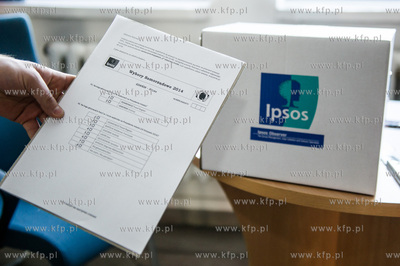 Gdansk. Oliwa. Druga tura wyborow samorzadowych. Urna...